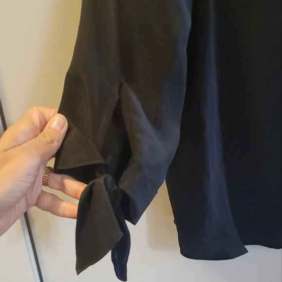 Beautiful black silk blouse off / on shoulders puff sleeves Aritzia Club Monaco - Picture 3 of 5